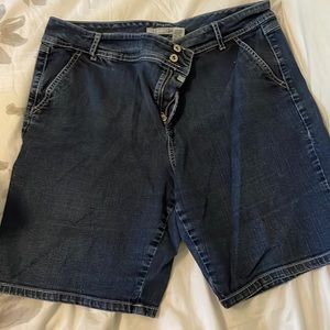 Chico’s Platinum jean shorts size2.5 (14)